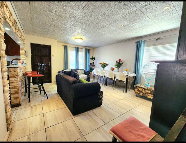 5 BEDROOM HOUSE FOR SALE IN MONTEVIDEO